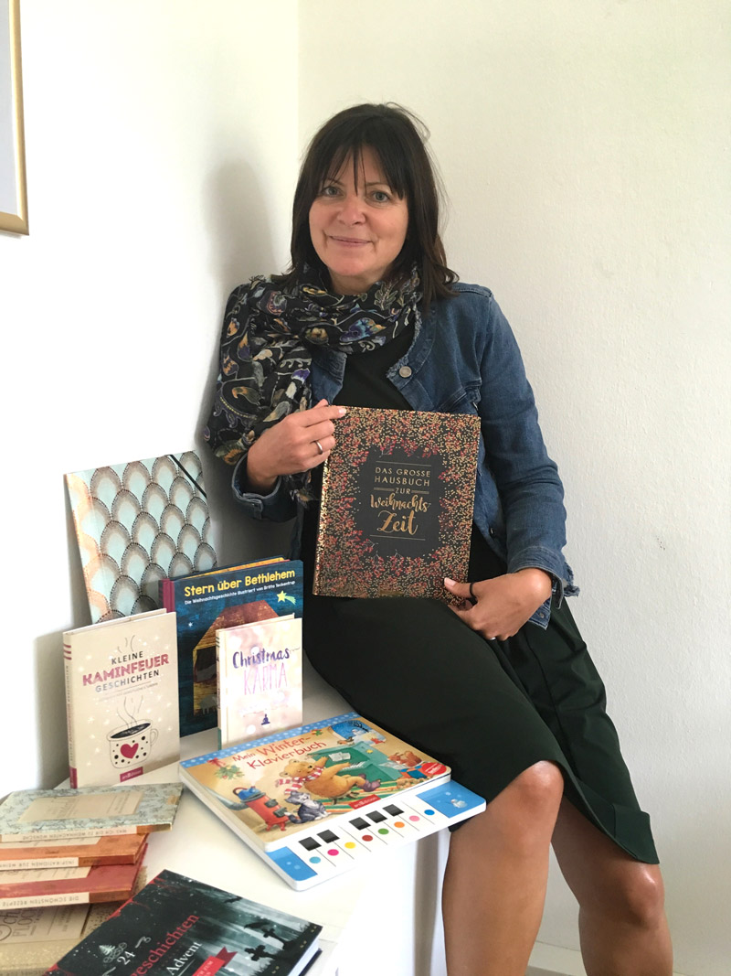 Blickfang im Advent: ArsEdition setzt in diesem Jahr insbesondere auf die neue „Edition deluxe“, deren Titel mit Glanzfolie, Spotlack und Metallschnitt aufgewertet sind. Vertriebsleiterin Birgit Steinhauer sieht vor allem für das „Große Hausbuch zur Weihnachtszeit“ viel ‧Potenzial im Handel. (Foto: ArsEdition)