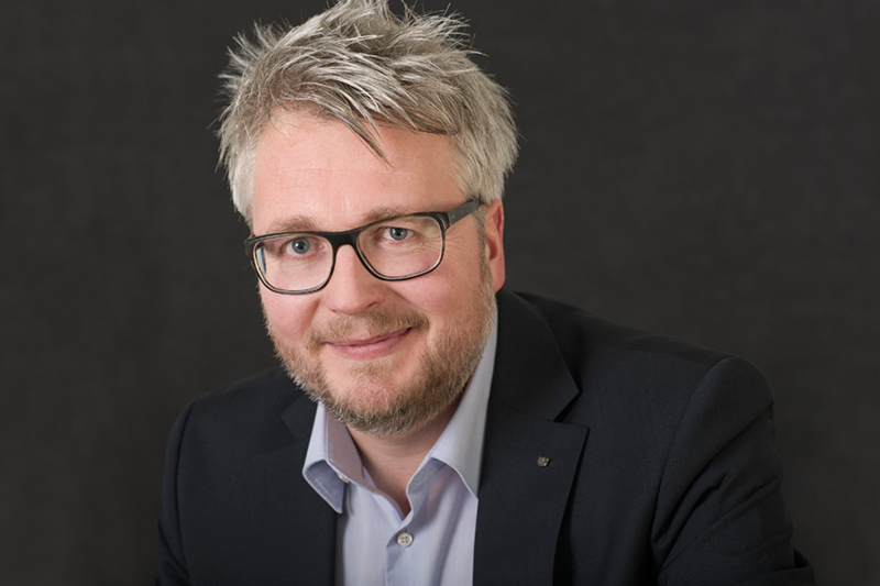 Neue Schweizer Steuerregeln: SBVV-Geschäftsführer Dani Landolf schätzt, dass sich für die meisten Verlage durch die neue Mehrwertsteuer-Pflichtgrenze wenig ändert: „Verlage, die an eine Schweizer Auslieferung oder eine Schweizer Buchhandlung fakturieren, müssen die Mehrwertsteuer nicht abliefern. Diese wird bereits heute ‧einerseits als Vorsteuer beim Import dem Empfänger in Rechnung gestellt, anderseits wird die Mehrwertsteuer von der Schweizer Auslieferung oder der Buchhandlung dann normal bezahlt.“ (Foto: SBVV)