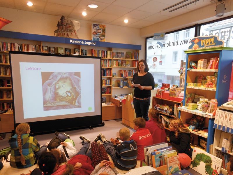 Enger Kontakt zur Zielgruppe: Buchhändlerin Claudia Lang (Butzbach) will Kindern Lust aufs ‧Lesen machen. Ihre Ausbildung zur Lese- und Literaturpädagogin lieferte ihr viele Anregungen für Aktionen im Handel. (Foto: Buchhandlung Bindernagel)