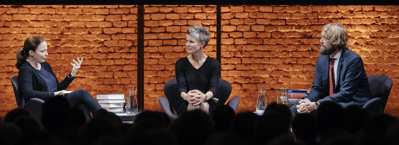 Das Moderatoren Trio. Von links: Svenja Flaßpöhler, Thea Dorn und Knut Cordsen.