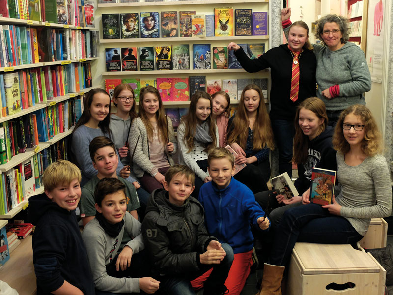 Buchpalast Die Meinung der „Bücherfresser“ zählt weit über die Münchner Buchhandlung hinaus, in der Katrin Rüger (hinten rechts) den Jugendleseclub leitet. Für die Buchhandlung hat das positive Effekte: Die Tipps der lesebegeisterten Jugendlichen, die u.a. auf der eigenen Website vorgestellt werden, kommen bei ihrer Altersgruppe gut an. (Foto: Buchpalast)