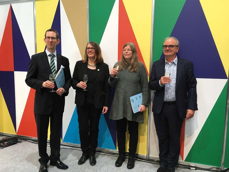 Indies auf dem Kurt-Wolff-Podest: Ingo Držečnik (Elfenbein Verlag), Britta Jürgs (Vorstand KWS), Margitt Lehbert (Edition Rugerup), Stefan Weidle (Weidle Verlag, Laudator). Jürgs rief im Rahmen der Preisverleihung dazu auf, die Debatte um die Subventionierung der Indie-Verlage weiterzuführen, die mit der „Düsseldorfer Erklärung“ im Februar offiziell eröffnet wurde. (Foto: Nicole Stöcker)