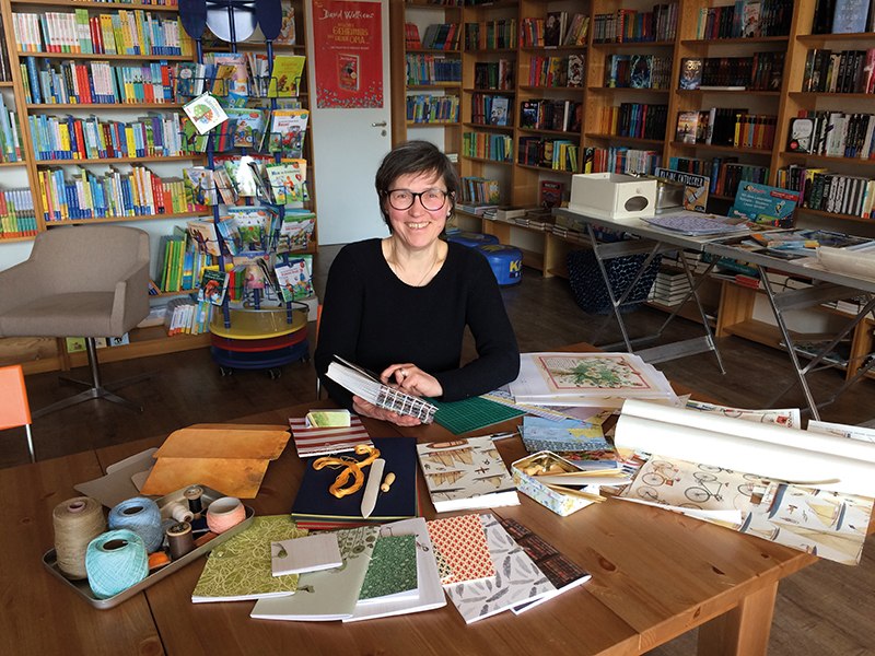 Büchereck Niendorf. Carola Nikschick (Foto) hat aus einem Hobby ein erfolgreiches Programm für die Hamburger Stadtteilbuchhandlung von Christiane Hoffmann gemacht. Mit dem Buchbinde-Workshop zieht sie Kunden in die Buchhandlung, einige davon auch aus anderen Hamburger Vierteln. (Foto: Büchereck Niendorf)