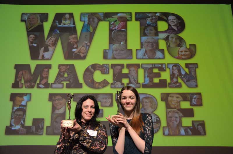 Prämierte Autorinnen: Als krönender Abschluss der Liebesromantage 2018 wurden in Iserlohn die besten Romane gekürt. Den Delia-Literaturpreis 2018 erhielt Nora Elias (l.) für „Antonias Tochter“ (Goldmann). Der Delia- Jugendliteraturpreis ging an Kira Gembri für „Wovon du träumst“ (Arena). Ab 2019 findet die Preisverleihung auf der Leipziger Buchmesse statt. (Foto: Traumstoff.at)