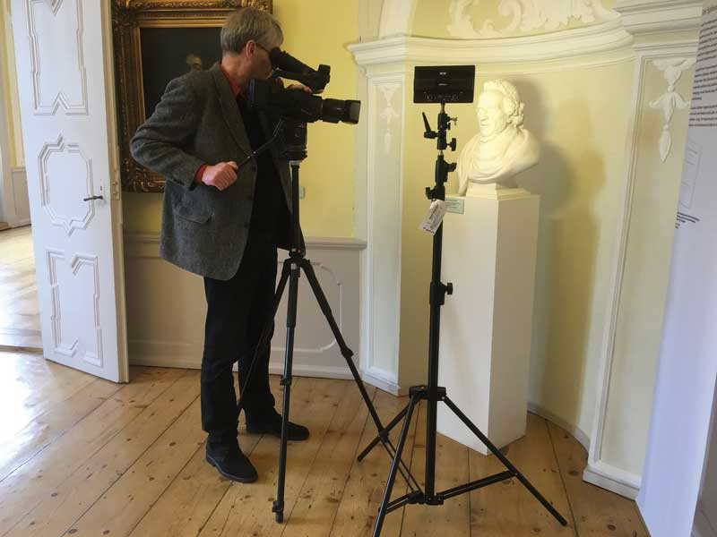 Medienpakete schnüren: Multiskript will künftig seine Hörbuchtitel um Videos und weitere Materialien ergänzen. Für die im Herbst 2017 erschienene Lessing-Biografie wurde im Lessinghaus in Wolfenbüttel gedreht (Foto). Als Nächstes sollen Materialien für den Hörtitel zu „Faust“ ergänzt werden, auch für „Nathan der Weise“ und „Die Räuber“ entstehen parallel zum Hörbuch bereits Filmsequenzen. (Foto: Manuskript Verlag)