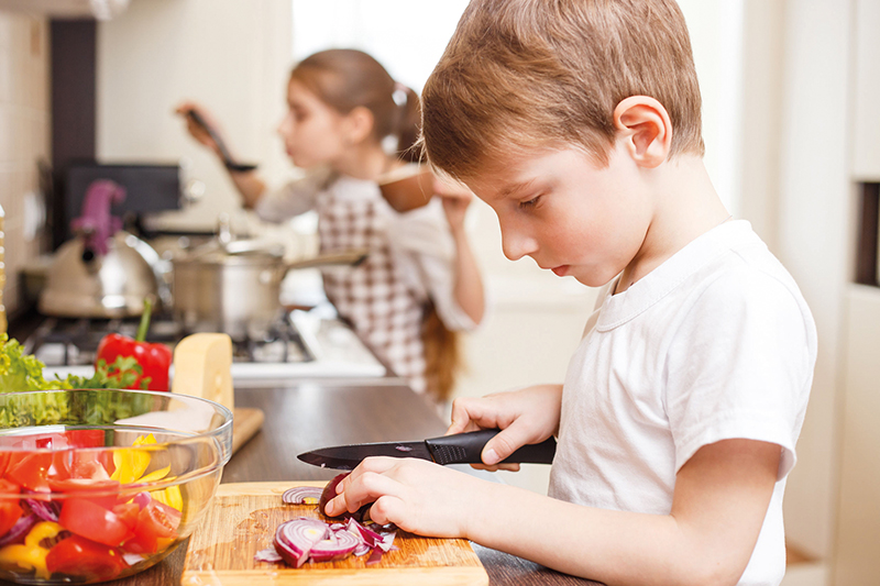 Kreativität fördern und Bewusstsein wecken: In vielen Familien ist das gemeinsame Kochen inzwischen Bestandteil des Alltags. Kinderkochbücher vermitteln auf vielfältige Art, was eine gesunde Ernährung beinhaltet. (Foto: skumer_123RF)