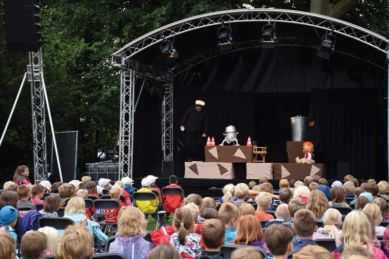 Kundenbindung: Für die in Wiesmoor und darüber hinaus bestens vernetzte Susanne Köster-Schoon fällt auch ihr Kinderfestival „Nach Oben Offen mini“ unter das Stichwort Kundenbindung. Viele der rund 350 Mädchen und Jungen kennt sie persönlich, weil die Eltern in ihrer Buchhandlung einkaufen. Manche kommen sogar allein in ihre Buchhandlung, wenn sie ein bestimmtes Buch wollen. (Foto: Susannes Buchhandlung)