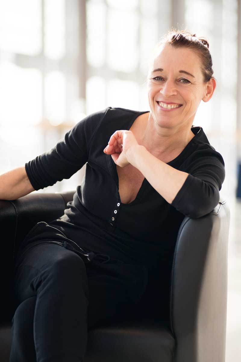 Expertise für den Handel: Angelika Niestrath ist Beraterin und Konzeptentwicklerin im Spannungsfeld zwischen Buch und Nonbook. Neben der Sonderschau auf der Paperworld betreut sie auch das Areal Nonbook 4.0 auf der Frankfurter Buchmesse und die neue Fläche „Paper & Friends“ auf der Konsumgütermesse Tendence. (Foto: Isabelle Grubert)