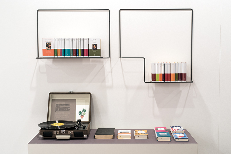 Die Manesse Bibliothek im Designregal (Drahtmanufaktur) anlässlich ihrer aktuellen Neugestaltung. Der Retroplattenspieler erinnert mit dem passenden Klarinettenkonzert an Tania Blixens „Jenseits von Afrika“. (Foto: Messe Frankfurt)