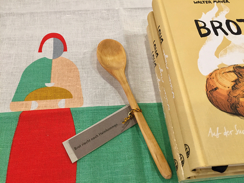 Ein handgeschnitzter Löffel und ein Geschirrtuch erzählen vom Brot. Zusammen mit dem Buch ergibt sich ein kuratiertes Geschenk für anspruchsvolle Genießer. (Foto: Messe Frankfurt)