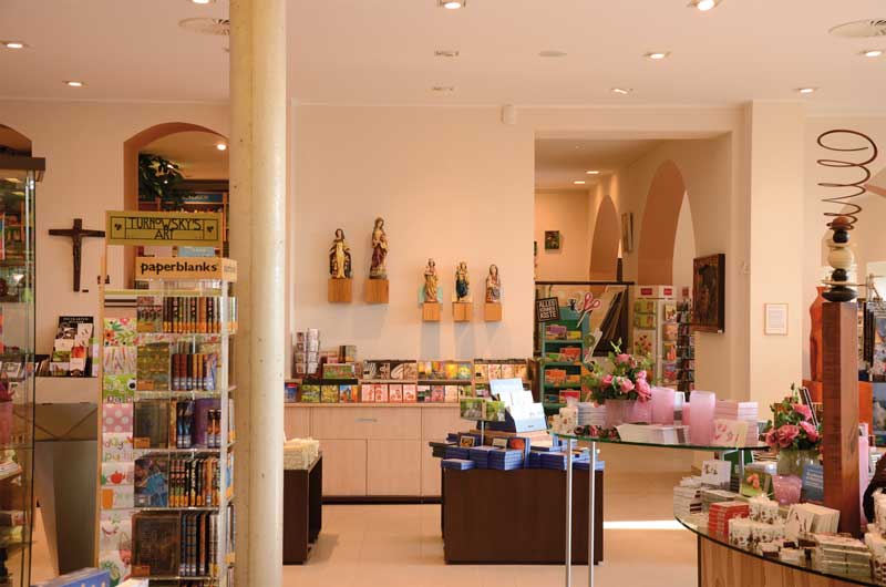Kein Ergänzungssortiment: In der Buch- und Kunsthandlung Maria Laach ist für das Nonbook etwa die Hälfte der insgesamt 450 qm Verkaufsfläche reserviert, die eigenständig bewirtschaftet wird. Besonders hoher Nachfrage erfreuen sich laut Geschäftsführer Matthias Wilken die Produktwelten Glas und Papeterie, während klassische Devotionalien an Umsatz einbüßten. (Foto: Maria Laach)