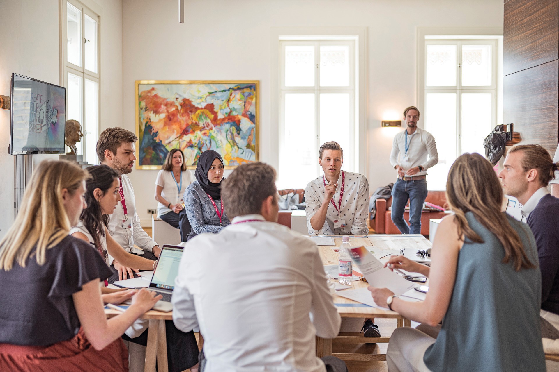 Netzwerken mit dem Nachwuchs: Personalabteilungen müssen sich immer mehr einfallen lassen, um ihre Unternehmen als Arbeitgeber attraktiv zu machen. Bei der Karriere-Veranstaltung „Talent Meets Bertelsmann“ tauschen sich beispielsweise Studierende mit Führungskräften des Konzerns aus, bearbeiten Fallstudien in Teams – und können sich über Einstiegsmöglichkeiten informieren. (Foto: Bertelsmann)