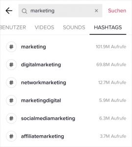 Verantwortliche sollten neben sehr beliebten Hashtags wie „#marketing“ auch kleinere, mit weniger Aufrufen für ein Video wählen – so geht das Posting nicht „verloren“.