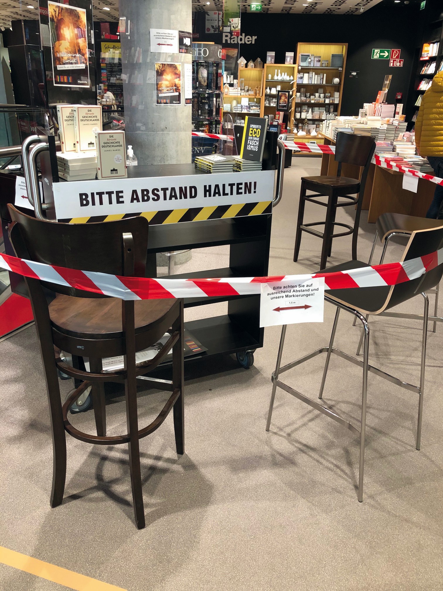 Neue Laufwege: Die Buchhandlungen müssen in der Wiedereröffnung die Kunden steuern. Die durch Cafés und Sitzgelegenheiten erzeugte Aufenthaltsqualität muss augenfällig zurückgefahren werden wie im Bild bei der Mayerschen Kö-Buchhandlung in Düsseldorf. (Foto: Mayersche)