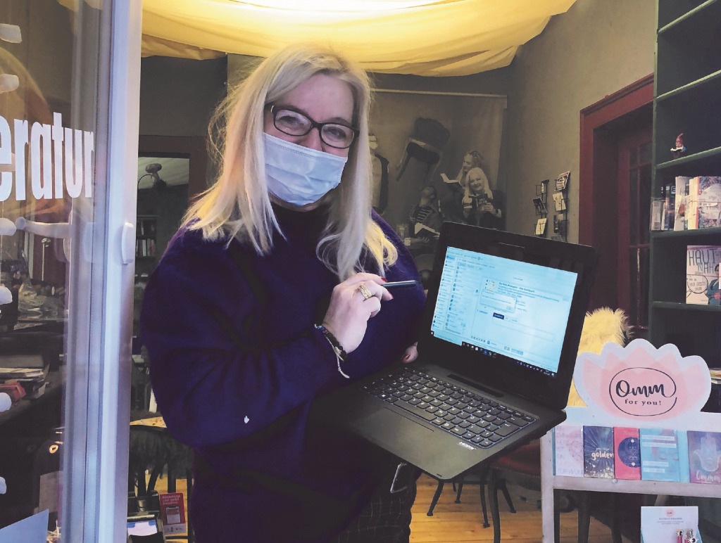 Susanne Kinne freut sich über ihren geförderten Laptop Foto: Buchhandlung Moller).