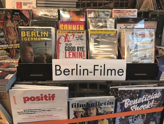 Blickfang Berlin: Filme, die in der Hauptstadt spielen, haben im Bücherbogen einen eigenen Auftritt. Angesprochen wird damit auch ein internationales Publikum. Die Buchhandlung wird auch von vielen Touristen besucht. (Foto: Bücherbogen)