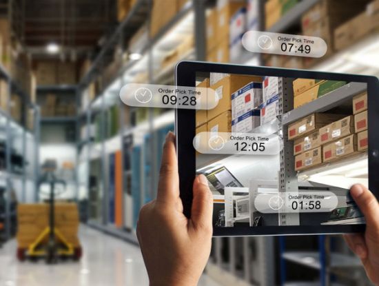 Augmented Reality in der E-Commerce-Logistik: Anwendung, um die Kommissionierzeit zu überprüfen (Foto: 123RF.com / ipopba)