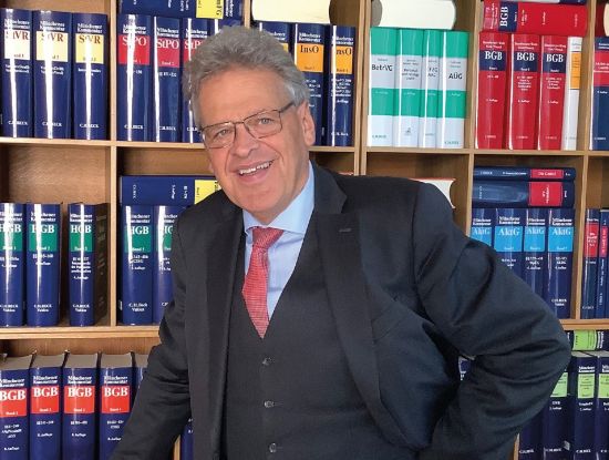er Jurist Klaus Weber (64) war zunächst im Staatsdienst aktiv, bevor er im Jahr 2000 zum Verlag C.H. Beck wechselte. Seit 2011 ist er Mitglied der Geschäftsleitung und verantwortlich für das juristische Lektorat. (Foto: C.H. Beck)
