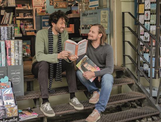 Gute Geschäfte: Die Buchbox-Eigner David Mesche (l.) und Jan Köster freuen sich über den Erfolg ihres English-Bookshops Love Story of Berlin. (Foto: Buchbox)