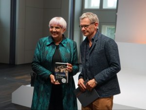 Kulturstaatsministerin Claudia Roth und Sachbuchpreisgewinner Stephan Malinowski bei der Preisverleihung (Foto: buchreport)