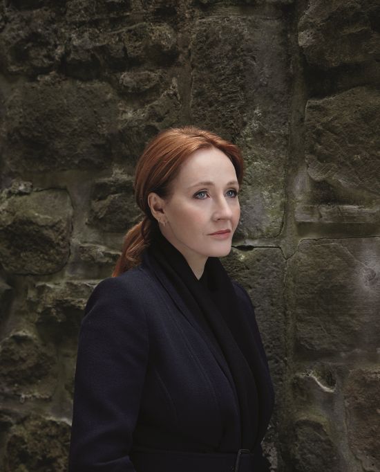 J.K. Rowling schreibt unter dem Pseudonym Robert Galbraith Kriminalromane. (Foto: Photography Debra Hurford Brown © J.K. Rowling 2018)