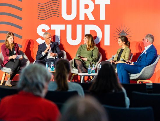 Talk auf der Buchmesse: buchreport-Chefredakteurin Lena Scherer hat auf der Frankfurter Buchmesse eine Stunde lang mit Expertinnen und Experten über Personalfragen und Recrutingthemen diskutiert. Foto v.l.: Lena Scherer, Karsten Bich, Lisa Eckstein, Marlene Billmann, Urban van Melis (Foto: Julia Malcher)