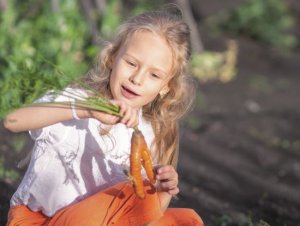 Erlebniswelt Garten: Viele Kinder erfahren in Gärten zum ersten Mal die Geheimnisse der Natur. (c)123rf.com_profile_strelnikovaphoto