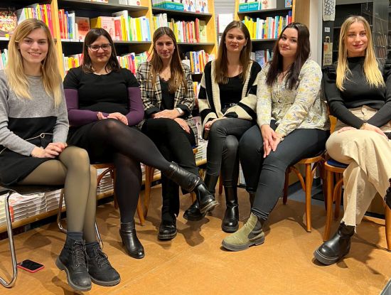 Antonia Wesseling, Kathinka Engel, Josi Wismar, Jennifer Bright, Ada Bailey und Ayla Dade haben an der "Snowmance Booknight" der Buchhandlung Graff teilgenommen (Foto: privat) Antonia Wesseling, Kathinka Engel, Josi Wismar, Jennifer Bright, Ada Bailey und Ayla Dade haben an der "Snowmance Booknight" der Buchhandlung Graff teilgenommen (Foto: privat)