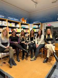 Die Braunschweiger Buchhandlung Graff hat zur „Snowmance Booknight“ eingeladen. Die deutschen Romance-Autorinnen Antonia Wesseling, Kathinka Engel, Josi Wismar, Jennifer Bright, Ada Bailey und Ayla Dade (v.l.) haben 4 Stunden lang aus ihren Büchern gelesen und Fragen beantwortet. (Foto: privat)