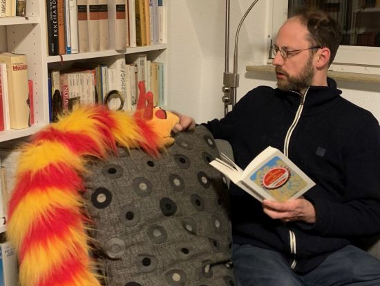 Josua Straß von der Buchhandlung Straß mit seinem Bücherwurm (Foto: Buchhandlung Straß)