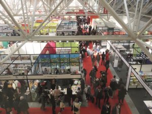 Viel Platz für das Kinder- und Jugendbuch: Auf der Kinderbuchmesse in Bologna dreht sich alles um Inhalte für junge Zielgruppen. 2022 reisten 1070 Aussteller aus 90 Ländern an. Rund 21.400 Besucher wurden gezählt, ein Viertel weniger als im noch nicht von der Pandemie belasteten Jahr 2019. (Foto: Bologna Book Fair)