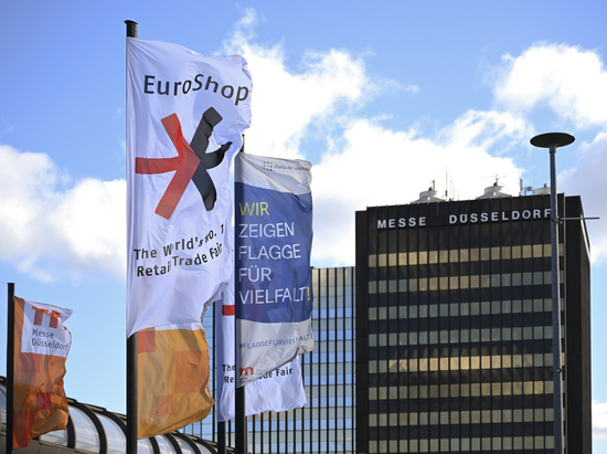 EuroShop 2023, The World´s No. 1 Retail Trade Fair, vom 26. Februar bis 2. März 2023 in Düsseldorf. Die EuroShop ist sowohl die weltweit wichtigste Investitionsgütermesse für den Handel und seine Partner, als auch eine unerlässliche Networking-Plattform für Zukunftstrends, Visionen und Retail-Impressionen zum Anfassen. An der EuroShop 2023 nehmen 1.830 Aussteller aus 55 Ländern auf über 103.000 m² netto in 16 Messehallen teil. EuroShop 2023, The World's No. 1 Retail Trade Fair, from 26 February to 2 March 2023 in Düsseldorf. EuroShop is both the world's most important capital goods fair for the retail trade and its partners, and an indispensable networking platform for future trends, visions and retail impressions you can touch. 1,830 exhibitors from 55 countries will be taking part in EuroShop 2023 on over 103.000 m² net in 16 exhibition halls.