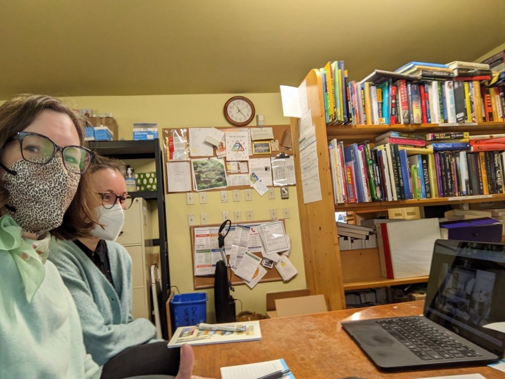 Katja Rau und Tegan Tigani in der Buchhandlung Queen Anne Book Company in Seattle (Foto: privat)