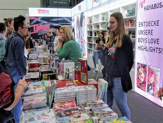 Begehrter Lesestoff: Auch am Carlsen-Stand auf der leipziger Buchmesse 2023 herrschte Hochbetrieb. (Foto: Martin Jurgeit)