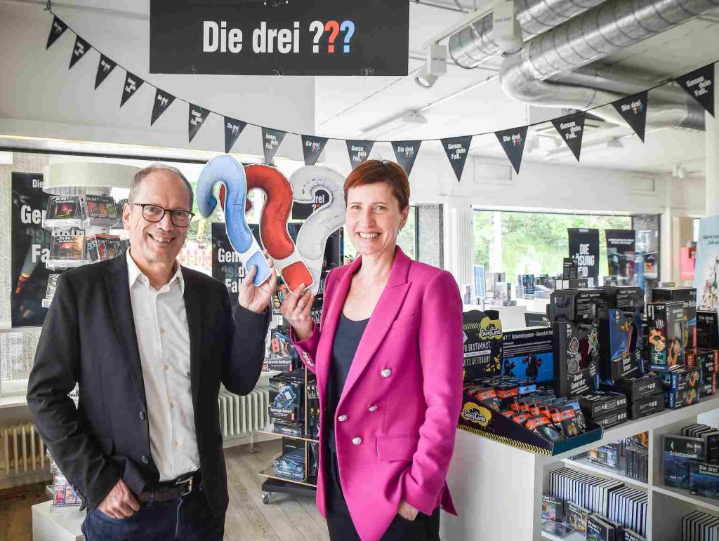 Buch und Spiel Hand in Hand: Heiko Windfelder, Verlagsleiter Spielware und Birgitta Barlet, Verlagsleiterin Buch, treiben Markenwelten wie „Die drei ???“ bei Kosmos gemeinsam voran. (Foto: Kosmos)