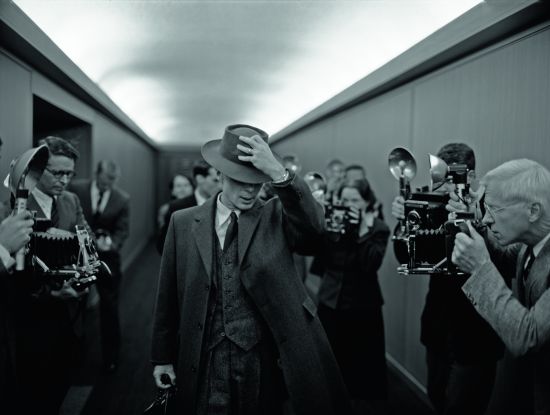 Cillian Murphy (Foto) spielt in Christopher Nolans neuester Regiearbeit den Physiker Robert Oppenheimer (1904–1967), der wissenschaftlicher Leiter des „Manhattan-Projekts“ war, wo während des Zweiten Weltkriegs die ersten US-Atombomben entwickelt wurden. Später distanzierte er sich und sprach sich gegen nukleares Wettrüsten aus. (Foto: Universal Pictures)