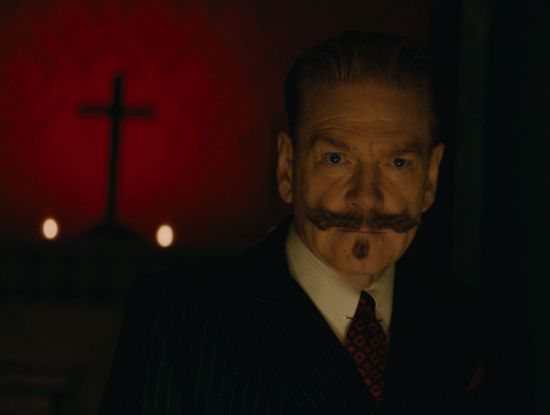 Regisseur Kenneth Branagh hat einen weiteren Fall des belgischen Meisterdetektivs Hercule Poirot fürs Kino adaptiert und ist dabei auch wieder selbst in die Rolle des Poirot geschlüpft. (Foto: 20th Century Studios)