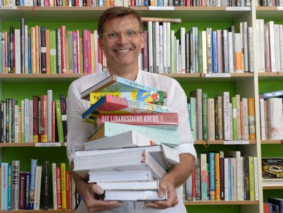 Anregung aus Büchern: Frank Petzchen sammelt auch privat Kochbücher für die heimische Bibliothek.
