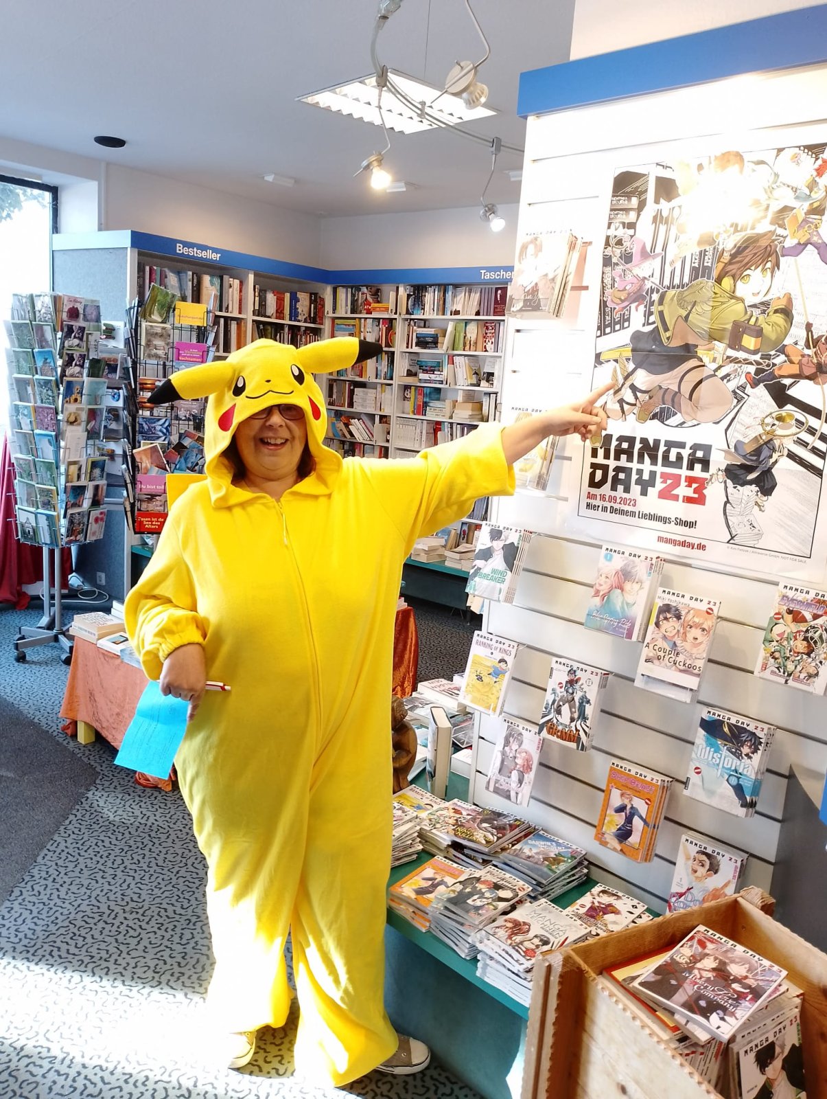 Sonja Lehmann beim Manga Day 2023 im Pikachu-Kostüm (Foto: Buchhandlung Bücherwurm)