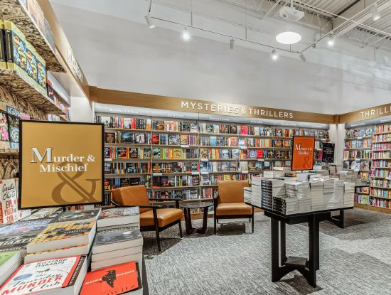 Auf großen Flächen werden Regalwände so angeordnet, dass "Bücherräume" entstehen, in denen dann die Warengruppen präsentiert werden. Hier: Thriller und andere Spannungsliteratur in der Filiale Union Plaza, New Jersey. (Foto: Barnes & Noble)