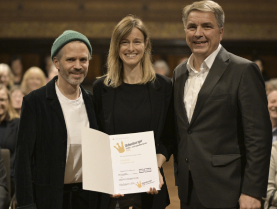 Oberbürgermeister Jürgen Krogmann mit Autorin Katja Brett und Illustrator Gregor Bonnet, die den Kinder- und Jugendbuchpreis 2023 für ihr Bilderbuchmanuskript „Wer auch immer“ erhalten haben. Foto: Mohssen Assanimoghaddam