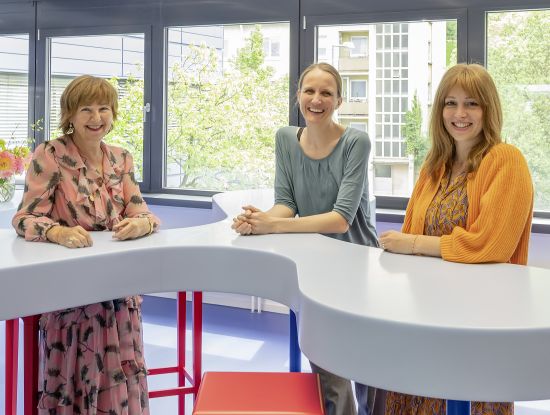 Sabrina Hauff, Swantje ­Huber und Joana Hauff (v.l.) waren Teil des Projektteams „WorkPlace@Thieme“. Zusammen mit 70 Mitarbeitenden, die stellvertretend für die gesamte Belegschaft eingebunden wurden, einem Architekturbüro und etwa 80 Handwerkern aus 15 Firmen ­haben sie in den vergangenen 2 Jahren in Stuttgart eine neue ­Arbeitswelt für Thieme geschaffen. (Foto: T. Möller/Thieme)