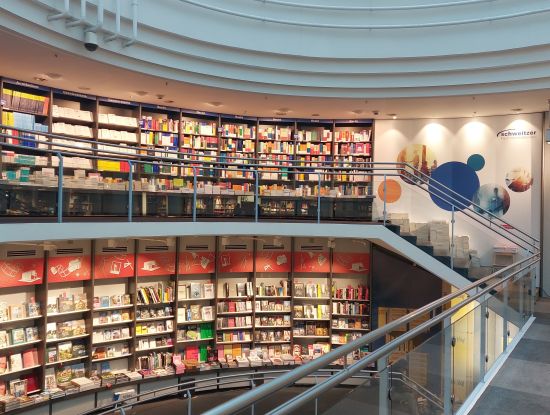 Blickfang „Blaue Ecke“: In Frankfurt zeigt Schweitzer bei Hugendubel in der Fachbuchabteilung Flagge. Vom Auftritt sollen beide Unternehmen profitieren. (C)buchreport LS)