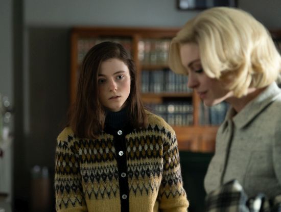 Zwischen Eileen Dunlop (l., Thomasin McKenzie) und ihrer neuen Kollegin Rebecca Saint John (Anne Hathaway) ent­wickelt sich eine unheilvolle Freundschaft. (Foto: Jeong Park/Courtesy of NEON)