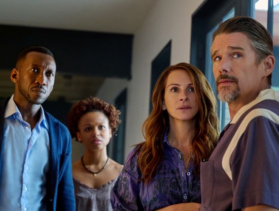 G. H. (Mahershala Ali), Ruth (Myha’la), Amanda (Julia Roberts) und Clay (Ethan Hawke) sind in einem Haus auf Long Island und wissen nicht, was nach einer Cyber-Attacke in der Welt passiert. (Foto: Netflix, JoJo Whilden)