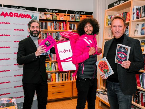 Alexander Gaied (COO Foodora Österreich), der Foodora-Fahrer Salaheddine Najah und Klaus Magele (Geschäftsführer Morawa Bucheinzelhandel) (Foto: Foodora Österreich, Fotografin: Natalie Paloma)