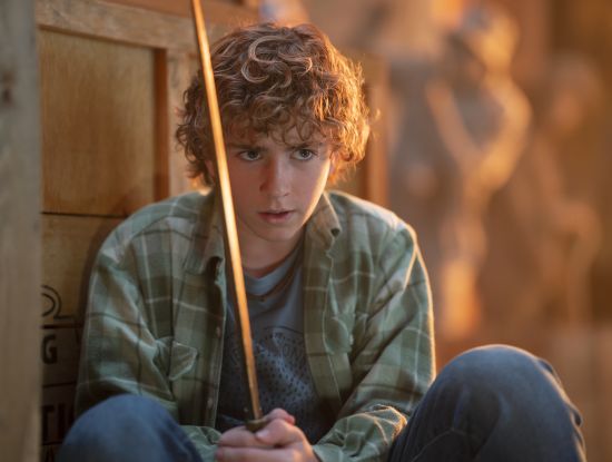 Nach dem Ende der „Percy Jackson“-Kinoreihe nach nur zwei Filmen hat Disney+ den Erfolgsstoff von Rick Riordan jetzt neu als Serie fürs Streaming adaptiert. In der Hauptrolle als Percy Jackson zu sehen ist Walker Scobell. (Foto: Disney, David Bukach)