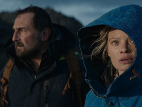 Das Paar Ben (Gilles Lellouche) und Laura (Mélanie Thierry) segelt mit einem Boot um die Welt. Als die beiden auf einer Insel nahe der antarktischen Küste stranden, müssen sie ums Überleben kämpfen. (Foto: Studiocanal GmbH)