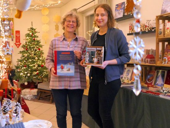 Petra Büse-Leringer und ihre Tochter Nora Leringer locken das Publikum in ein festlich dekoriertes „Weihnachtszimmer“. Bücher und ausgewählte Nonbook-Artikel werden dafür auf der Verkaufsfläche im Veranstaltungsraum der Buchhandlung gemixt. (Foto: Bücherträume)