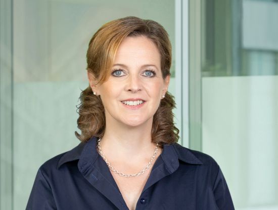 Stephanie Walter ist seit 2017 Geschäftsführerin und Leiterin des Geschäftsbereichs Legal & Regulatory bei Wolters Kluwer in Deutschland. Walter hat Rechtswissenschaften in Bonn studiert. Ihre Verlagslaufbahn begann sie 2005 bei Wolters Kluwer, es folgten u.a. Stationen beim Deutschen Notarverlag und beim Deutschen Anwaltverlag sowie bei der Haufe Gruppe. (Foto: Mihail Todorov, nonverbal bildkommunikation)